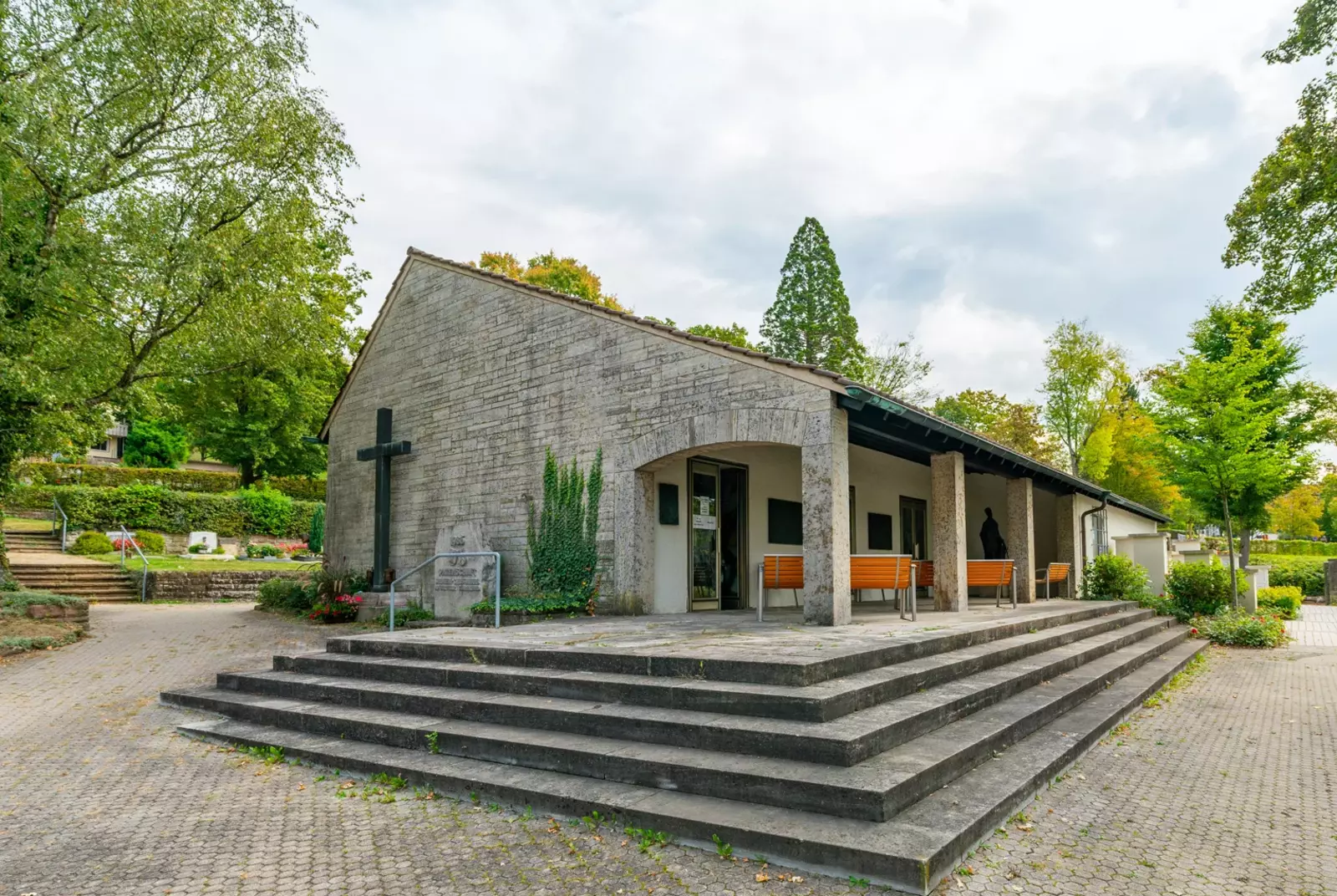 Die aussegnungshalle auf dem Steinheimer Friedhof.