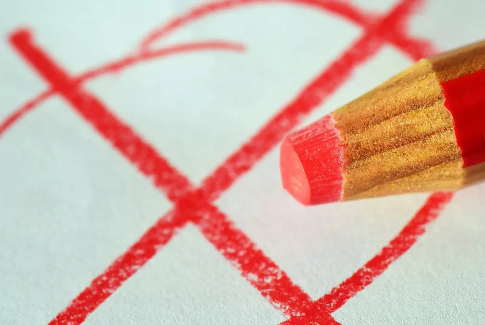 Wahlkreuz in Rot mit Stift