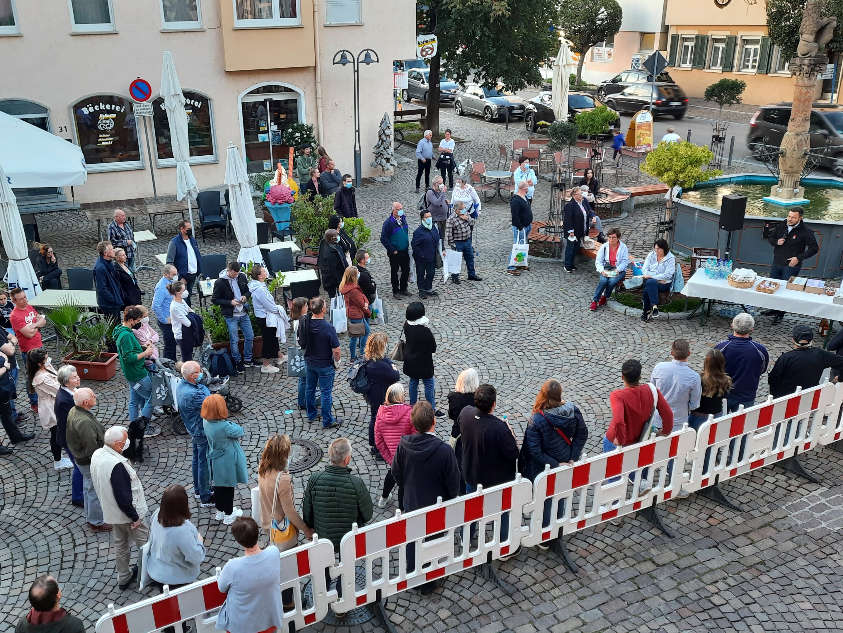 Blick auf den Steinheimer Marktplatz während der Neubürgerbegrüßung, Herr Winterhalter hält seinen Vortrag vorm Brunnen.