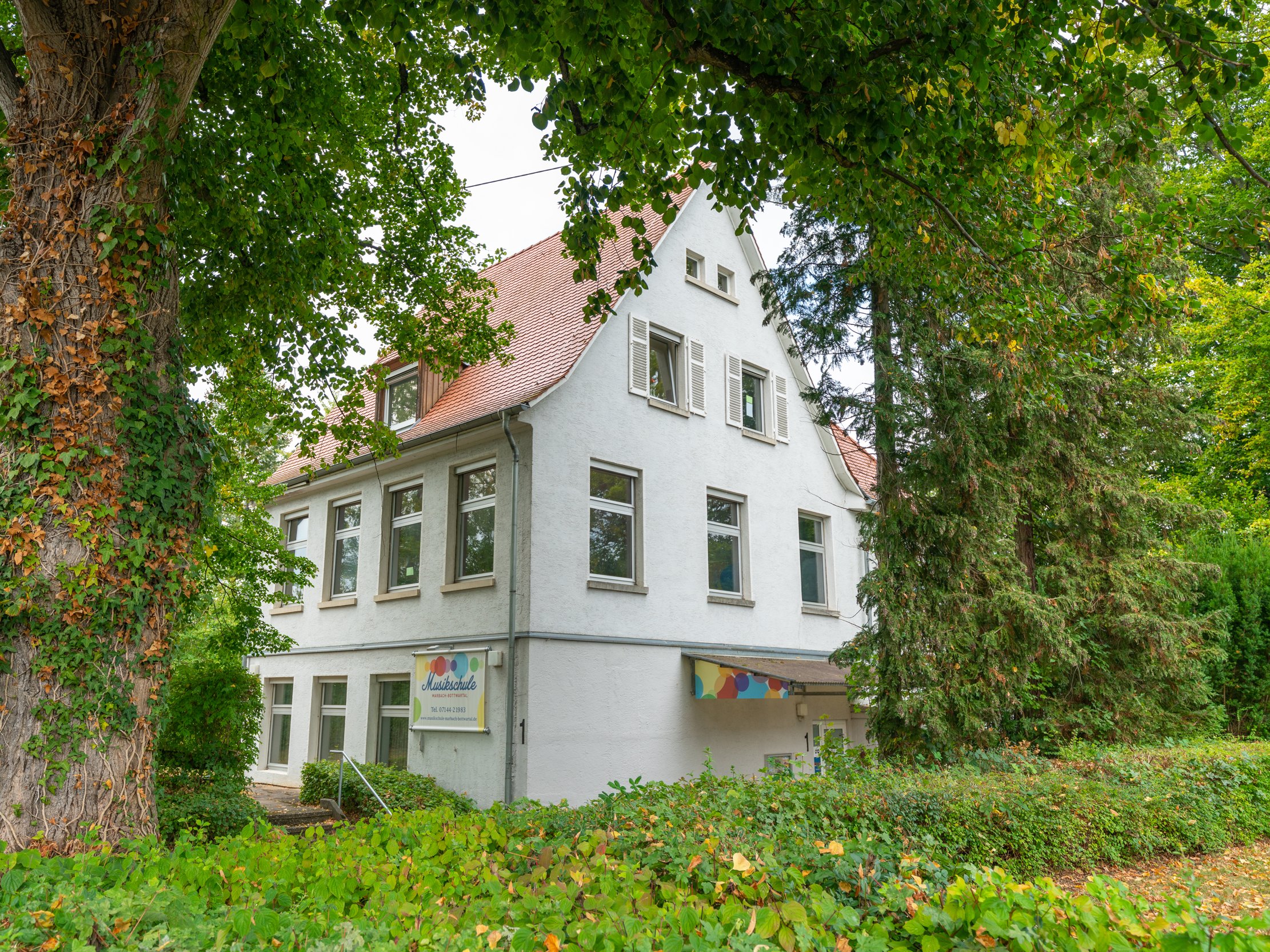 Musikschule Marbach Bottwartal in Steinheim - weißes altes Gebäude im Grünen