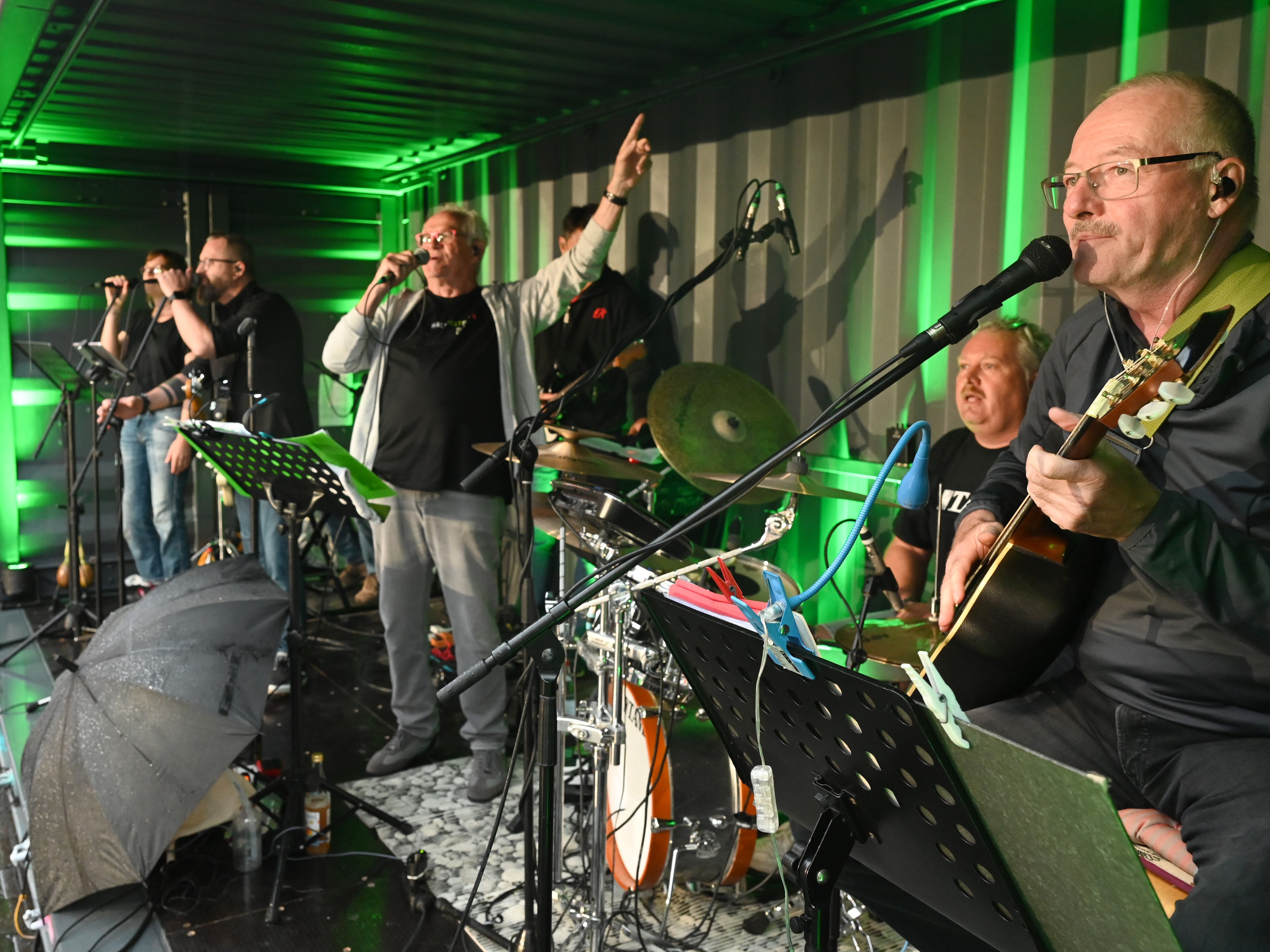 Die Band &quot;Half Past Five&quot; spielt im neuen Kulturcontainer