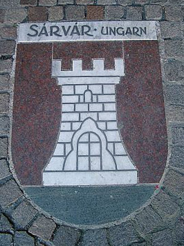 Wappen der Partnerstadt Sarvar als Steinfliese am Rathaus